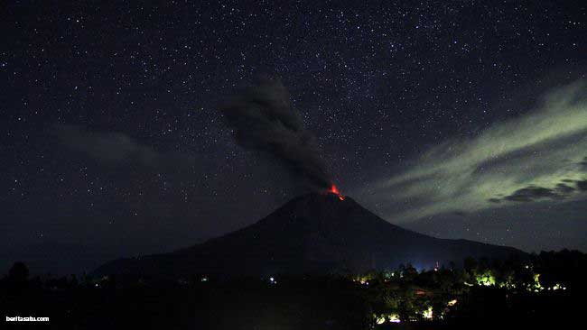 Medan Diguyur Hujan Abu Tipis dari Gunung Sinabung